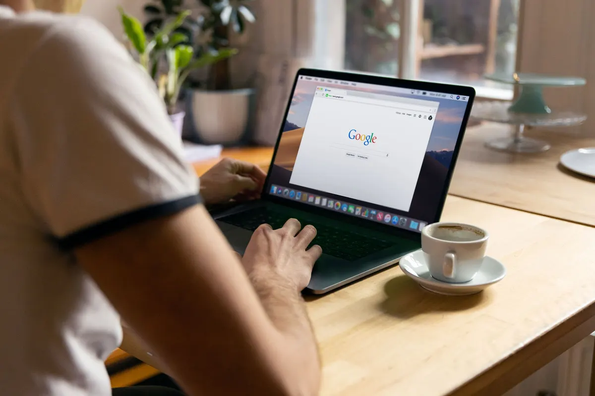 Iemand zoekt op Google op een laptop